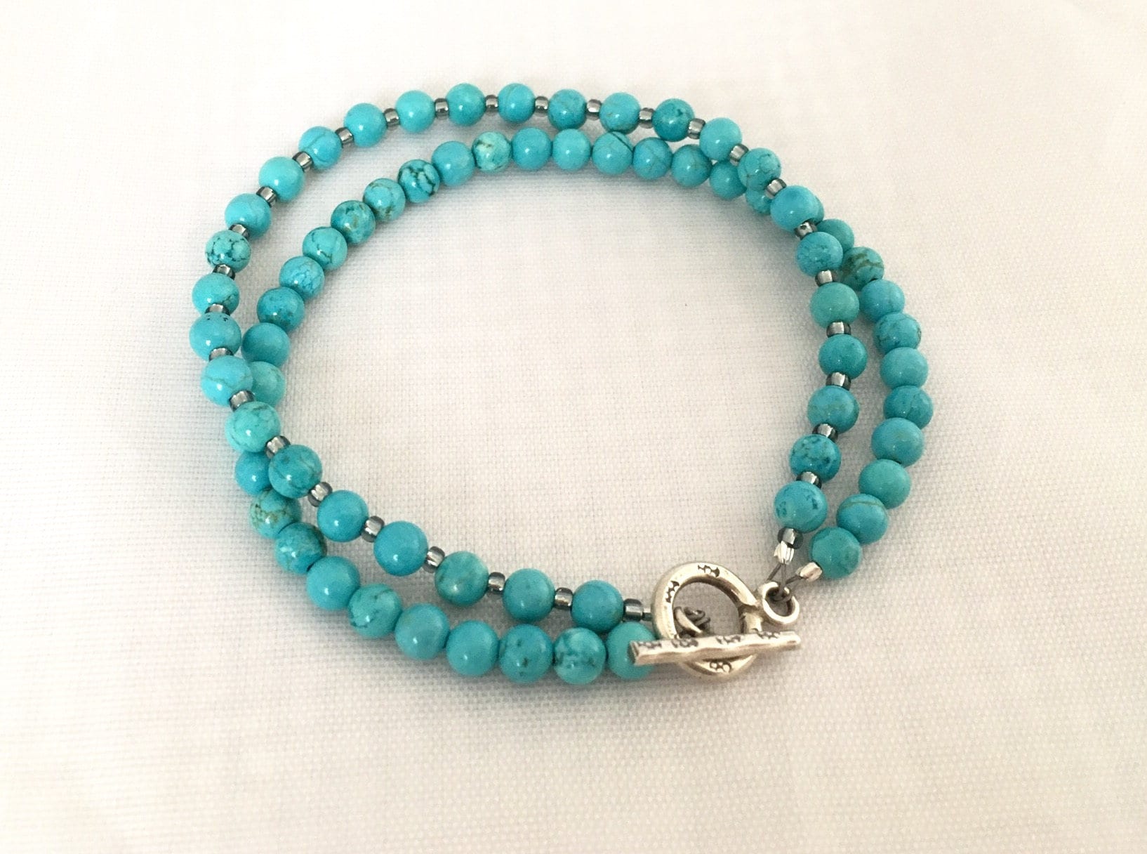 Doppel-Strang Türkis Armband Mit Handwerker Sterling Silber Toggleverschluss Doppel-Strang Türkis Armband Mit Handwerker Sterling Silber Toggleverschluss von MissKooRoosBeads