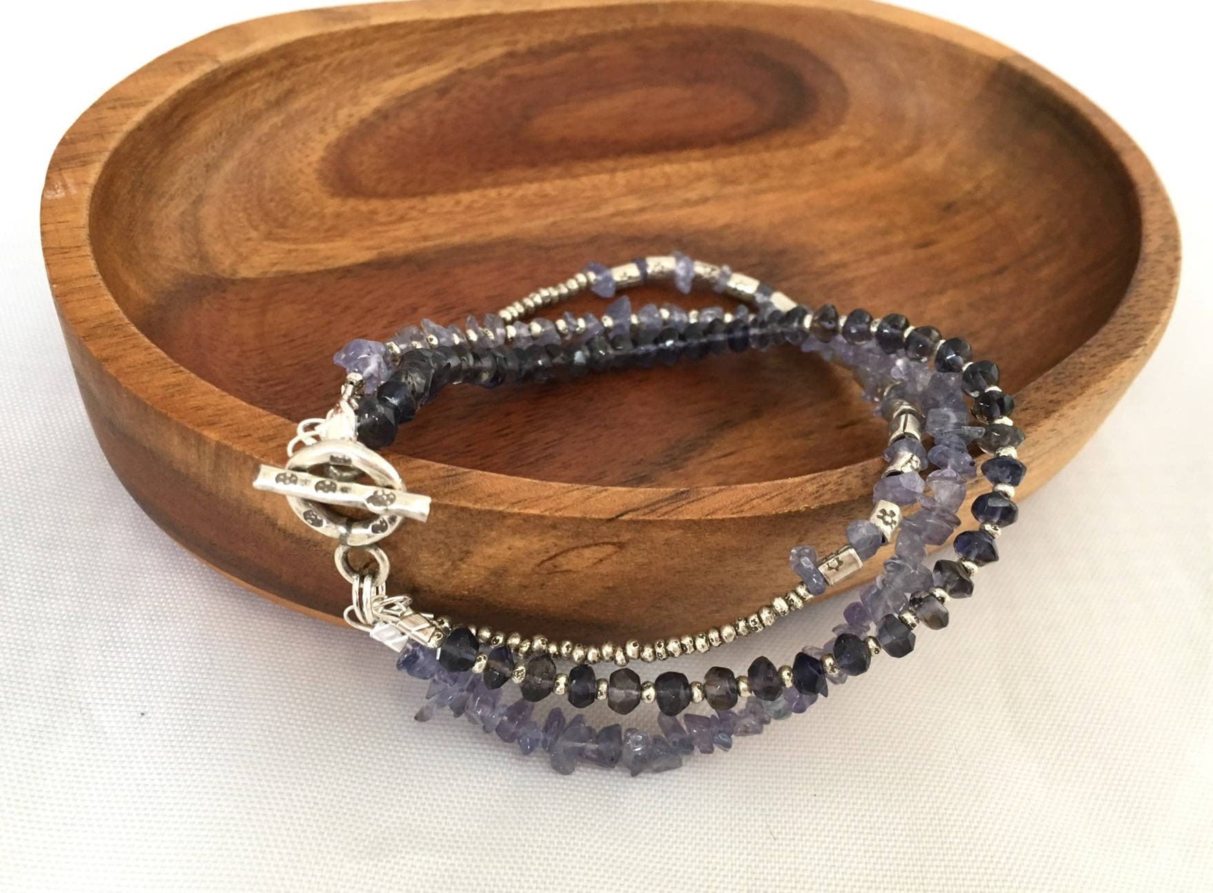 Dreisträhnige Iolith Und Amethyst Armband Mit Knebelverschluss Dreisträhnige Iolith Und Amethyst Armband Mit Knebelverschluss von MissKooRoosBeads