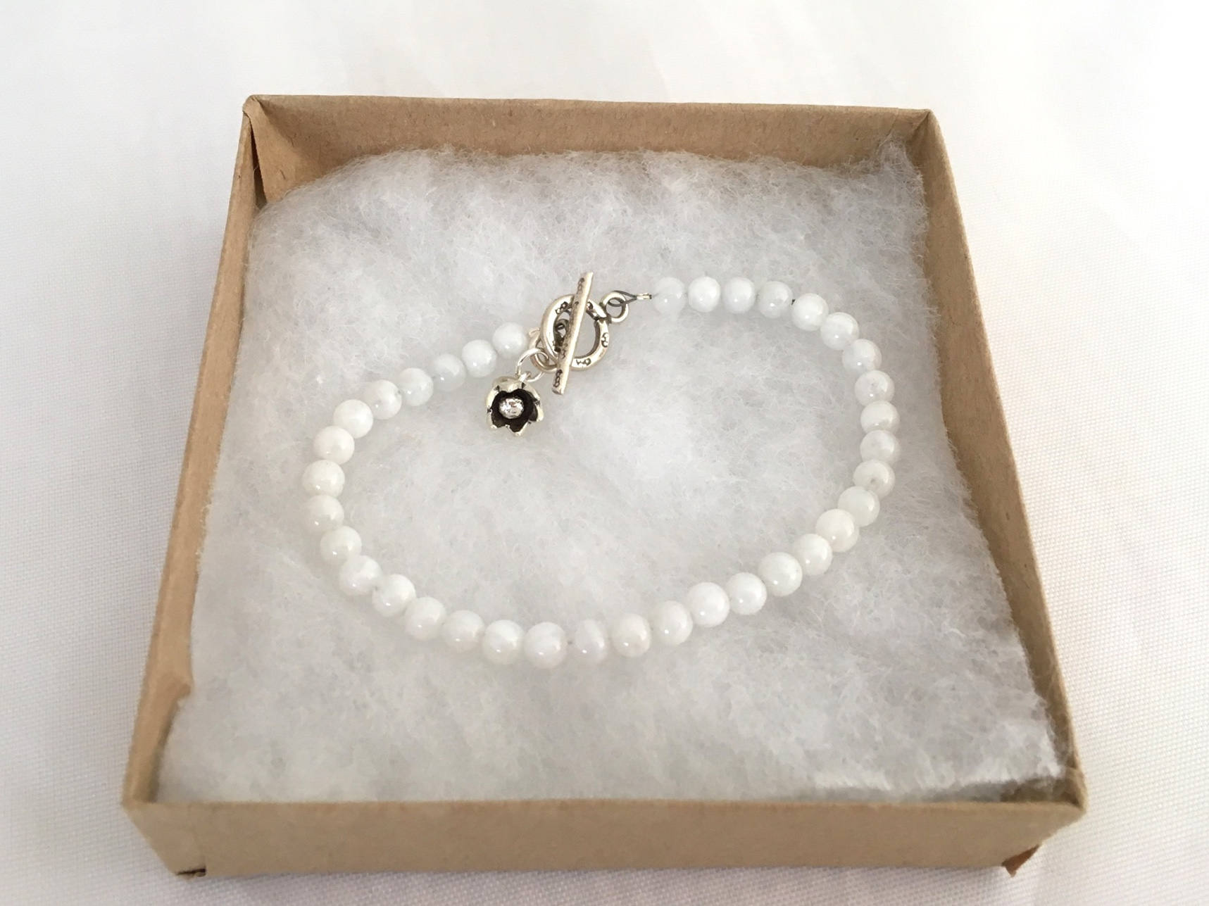 Einfache Edelstein | Mondstein Armband Mit Handwerker Sterling Silber Knebel Verschluss & Blume Anhänger Einfache Edelstein | Mondstein Armband Mit Handwerker Sterling Silber Knebel Verschluss & Blume Anhänger von MissKooRoosBeads
