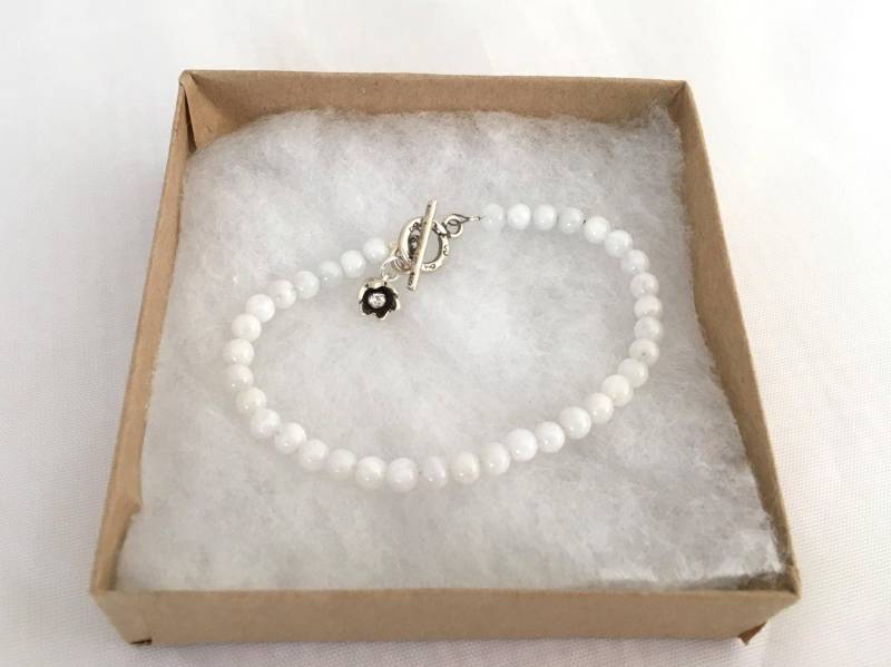 Einfache Edelstein | Mondstein Armband Mit Handwerker Sterling Silber Knebel Verschluss & Blume Anhänger von MissKooRoosBeads
