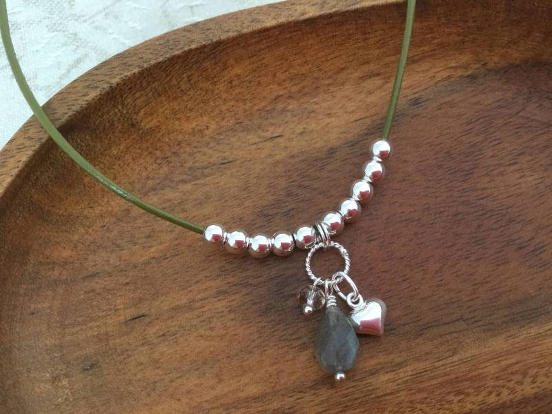 Einfache Lederhalskette Mit Labradorit Und Sterling Silber Herz Baumelt von MissKooRoosBeads