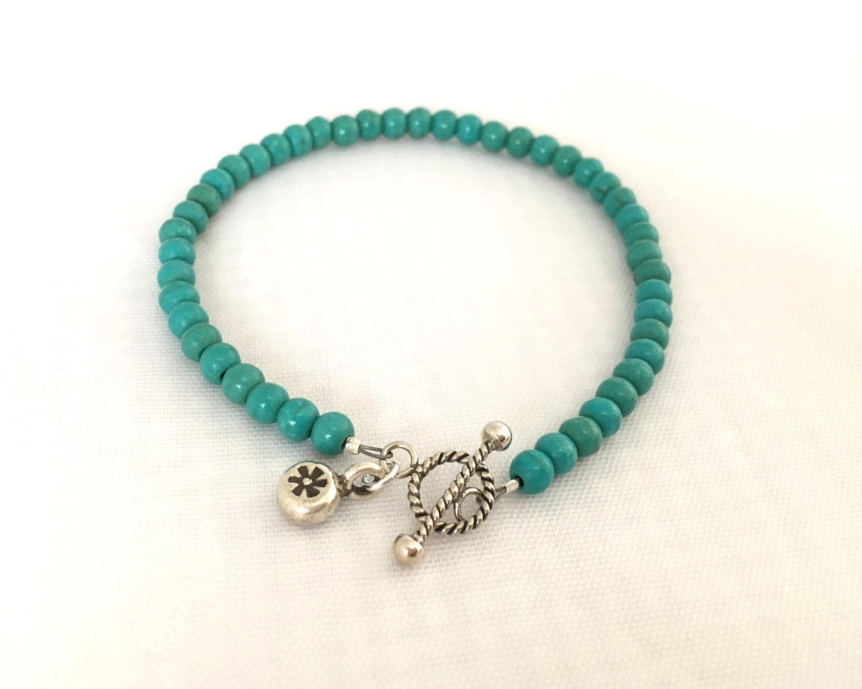 Einfache Türkis-Armband Mit Handwerker Sterling Silber Knebel Verschluss & Blume Charme Einfache Türkis-Armband Mit Handwerker Sterling Silber Knebel Verschluss & Blume Charme von MissKooRoosBeads