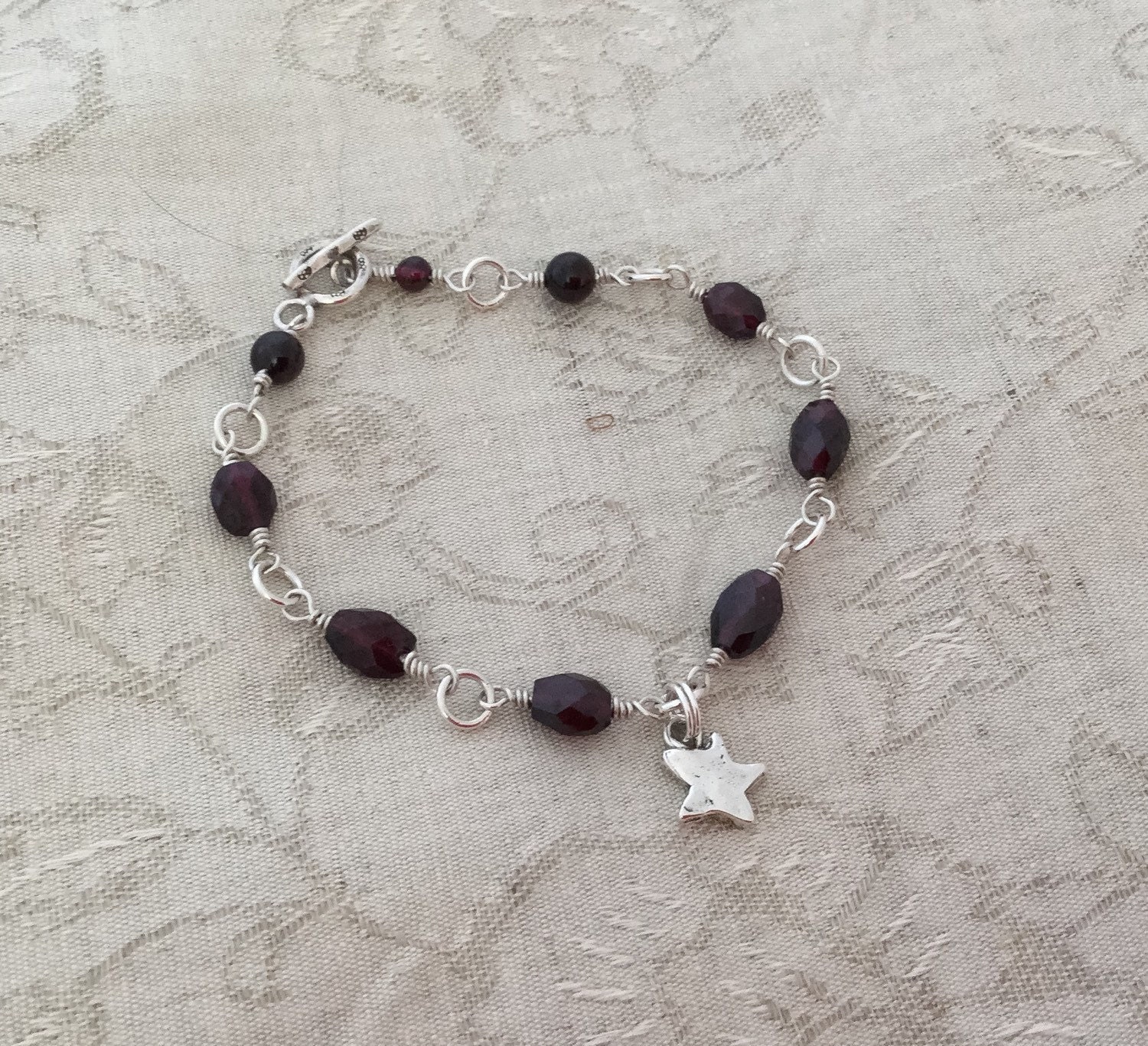 Granat Und Sterling Silber Armband Mit Hill Tribe Toggle Verschluss Stern Charm | Gb-06 Granat Und Sterling Silber Armband Mit Hill Tribe Toggle Verschluss Stern Charm | Gb-06 von MissKooRoosBeads