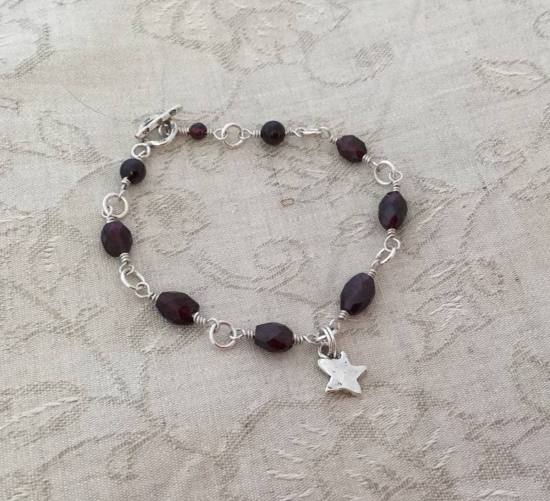 Granat Und Sterling Silber Armband Mit Hill Tribe Toggle Verschluss Stern Charm | Gb-06 Granat Und Sterling Silber Armband Mit Hill Tribe Toggle Verschluss Stern Charm | Gb-06 von MissKooRoosBeads