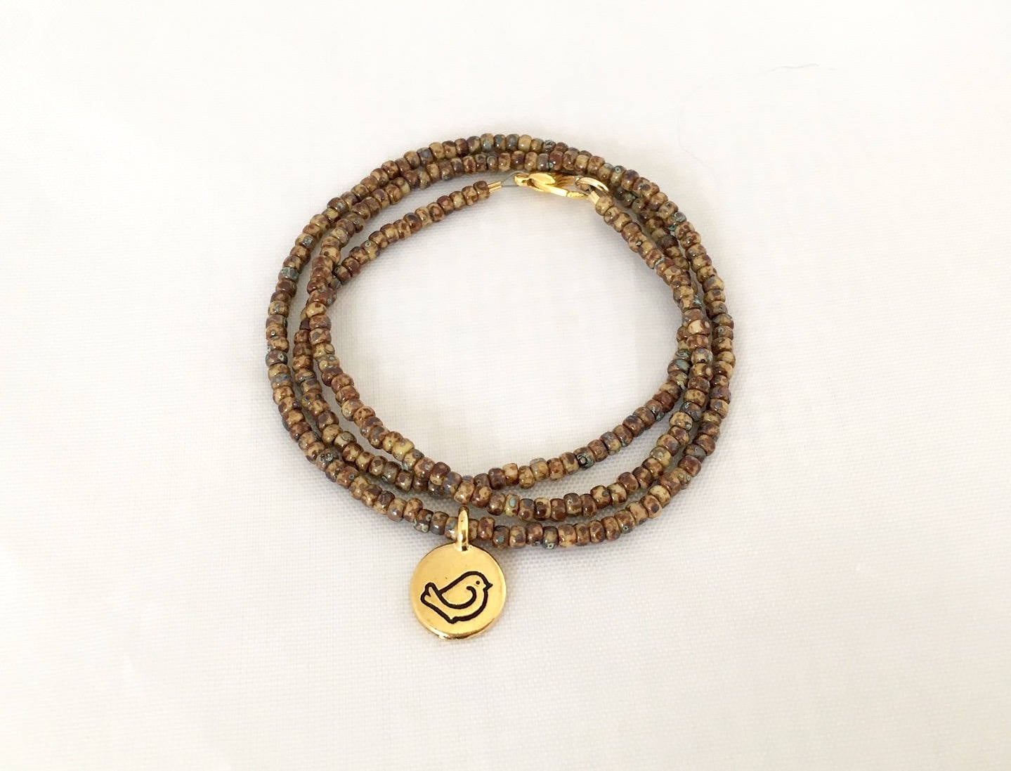Perlen Wickeln Armband Mit Vogel Charme Perlen Wickeln Armband Mit Vogel Charme von MissKooRoosBeads
