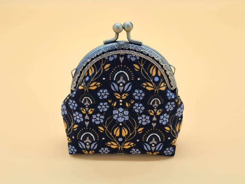 Kleine Clipbörse Aus Schwarzer Baumwolle Mit Floralem Muster Und Metallrahmen Kleine Clipbörse Aus Schwarzer Baumwolle Mit Floralem Muster Und Metallrahmen von MissKuriDesign