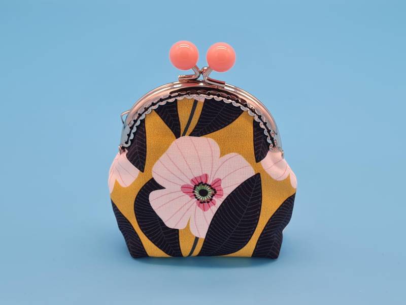 Kleine Clipbörse Aus Senfgelber Baumwolle Mit Blumen Motiv Und Metallrahmen Kleine Clipbörse Aus Senfgelber Baumwolle Mit Blumen Motiv Und Metallrahmen von MissKuriDesign
