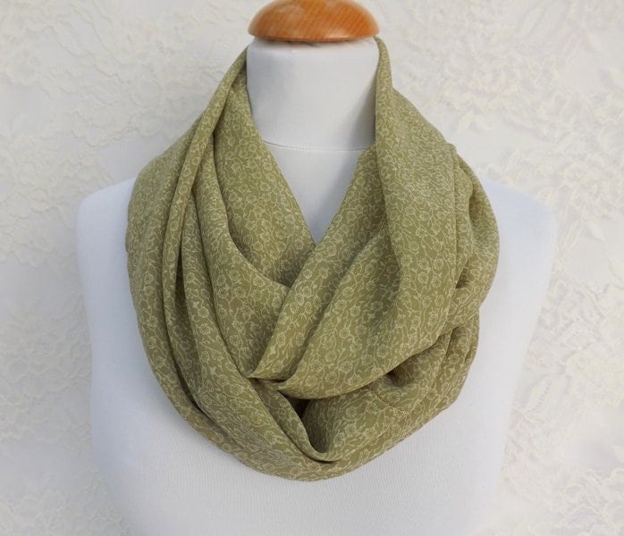 Olivgrünes Langes Geschlungenes Blumenchiffontuch Olivgrünes Langes Geschlungenes Blumenchiffontuch von MissLaceAccessories