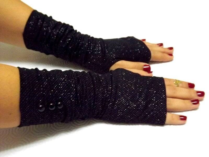 Schwarze Lange Fingerlose Handschuhe Aus Jersey Mit Silberfarbenen Nadelstreifen Schwarze Lange Fingerlose Handschuhe Aus Jersey Mit Silberfarbenen Nadelstreifen von MissLaceAccessories