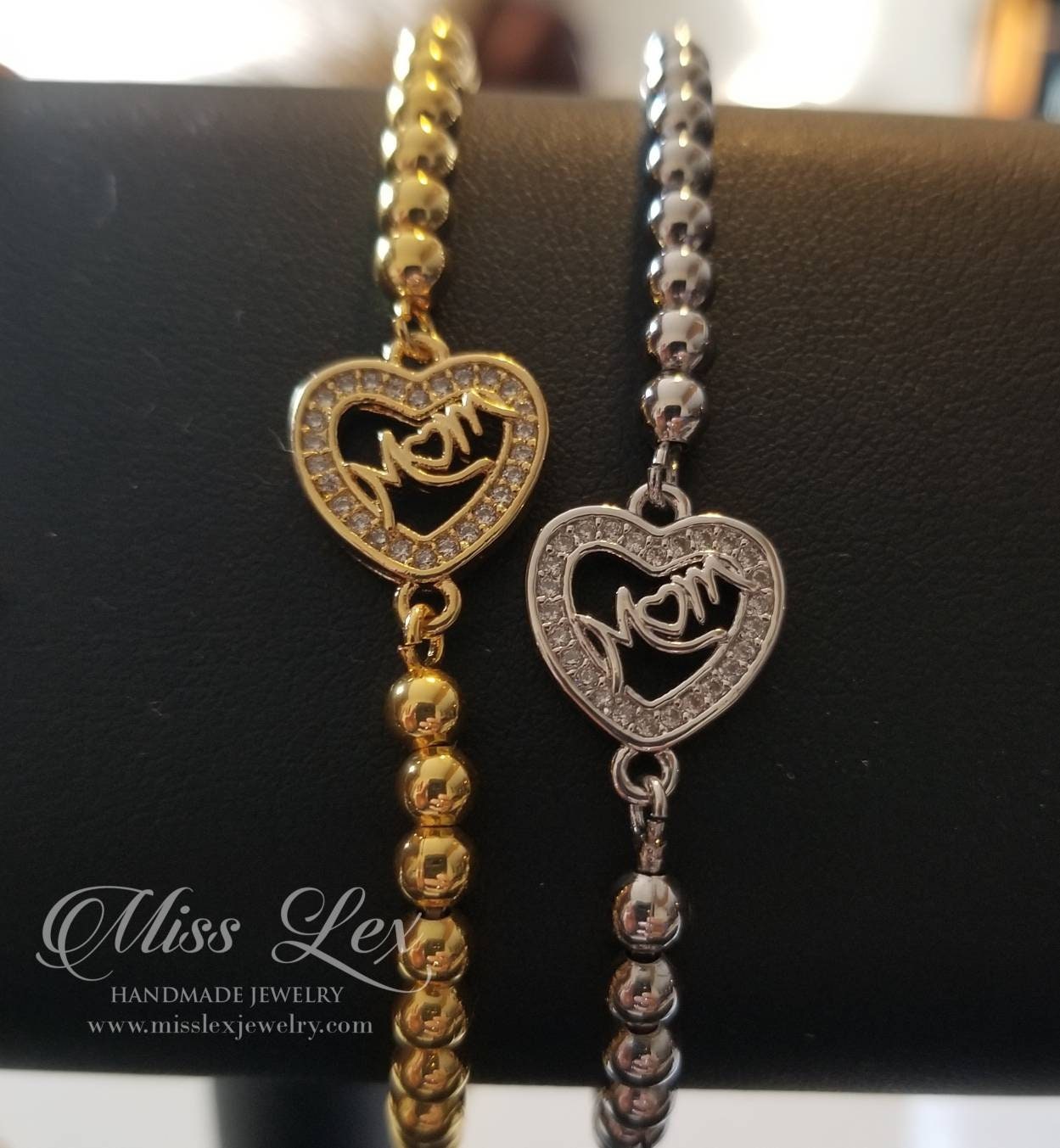 "Verstellbares 3 Mm Gold Perlenarmband Mit Cubic Zirkonia Herz & "Mom" Detail." "Verstellbares 3 Mm Gold Perlenarmband Mit Cubic Zirkonia Herz & "Mom" Detail." von MissLexJewelry
