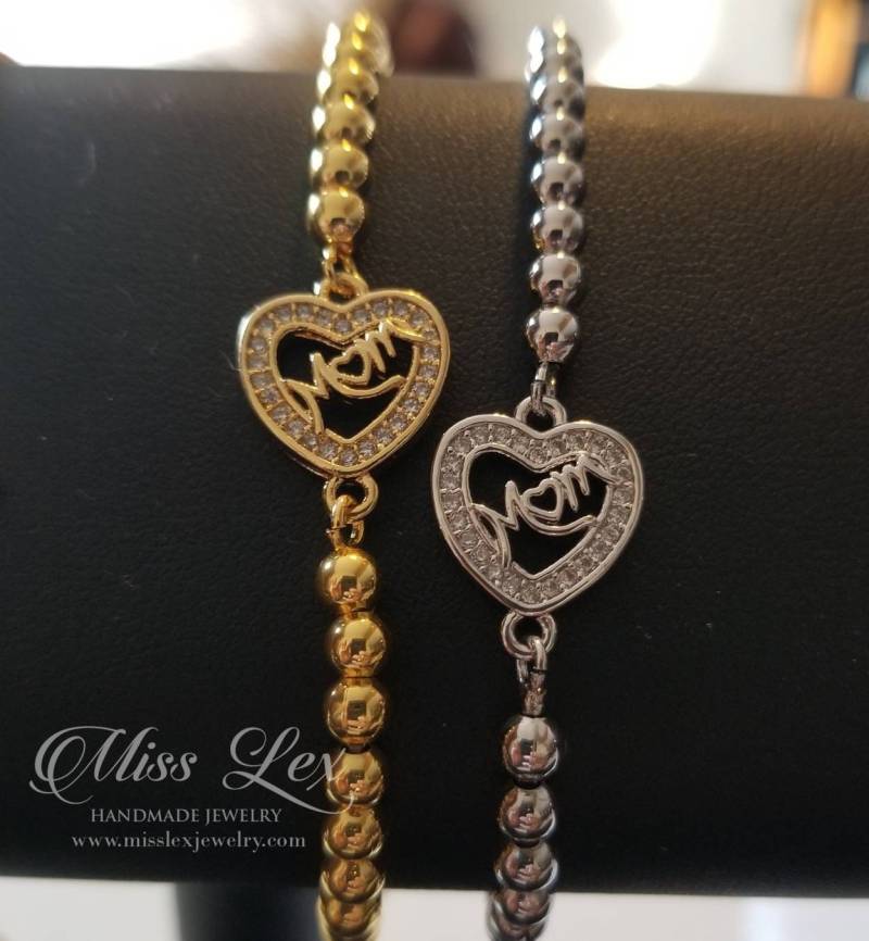 "Verstellbares 3 Mm Gold Perlenarmband Mit Cubic Zirkonia Herz & "Mom" Detail." "Verstellbares 3 Mm Gold Perlenarmband Mit Cubic Zirkonia Herz & "Mom" Detail." von MissLexJewelry