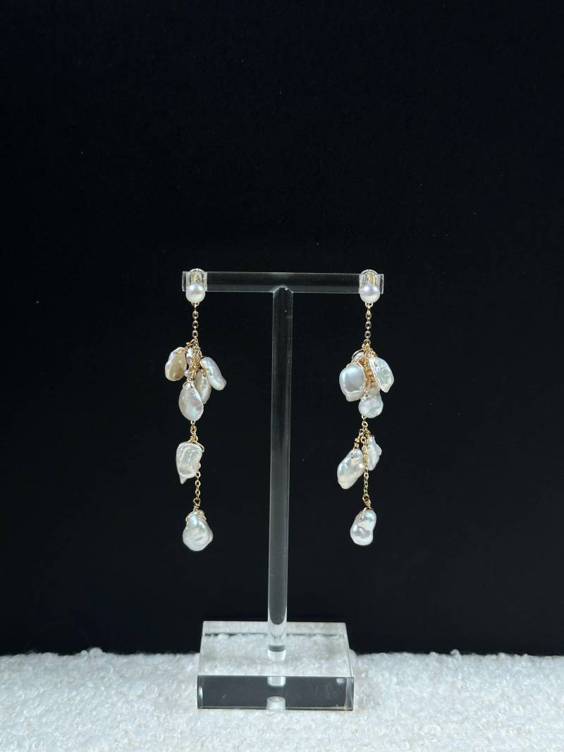 Zarte Und Sanfte Natürliche Süßwasser Unregelmäßig Geformte Blütenblatt-Perlenohrringe Zarte Und Sanfte Natürliche Süßwasser Unregelmäßig Geformte Blütenblatt-Perlenohrringe von MissLoewe