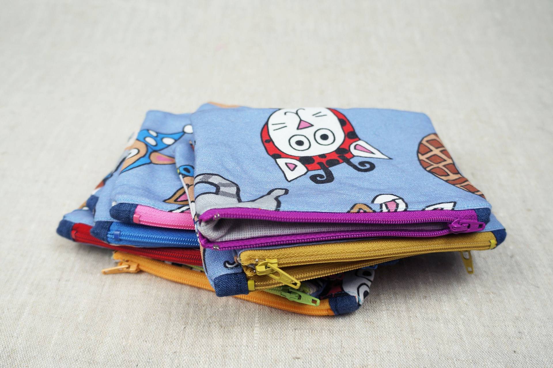 Handgezeichnete Reißverschluss-Taschen Handgezeichnete Reißverschluss-Taschen von MissMaddyMakes