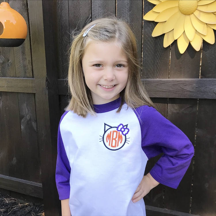 Jugend Monogramm Katze Baseball T-Shirt - Halloween Raglan - Personalisiertes Mädchen Bestickte von MissMarisasMonograms