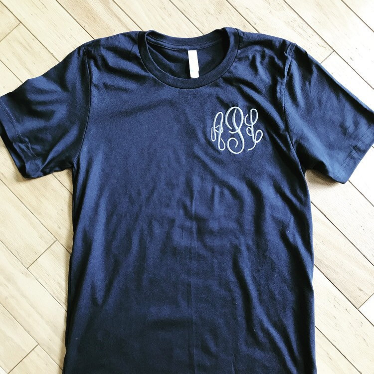 Monogramm Damen T-Shirt Besticktes Bella Canvas Relaxed T-Shirt von MissMarisasMonograms