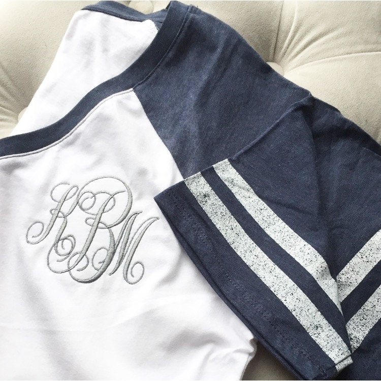 Monogrammiertes Damen Game Day V-Neck T-Shirt - Personalisiertes Monogrammed T-Shirt von MissMarisasMonograms