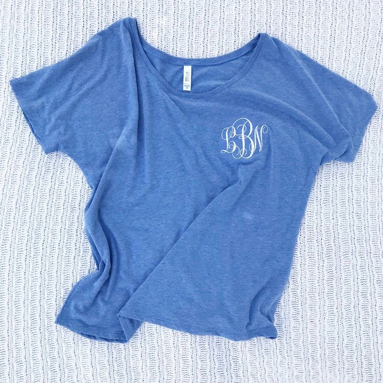 Slouchy Monogramm T-Shirt - Damen Bella Canvas Flowy T Shirt - Besticktes von MissMarisasMonograms