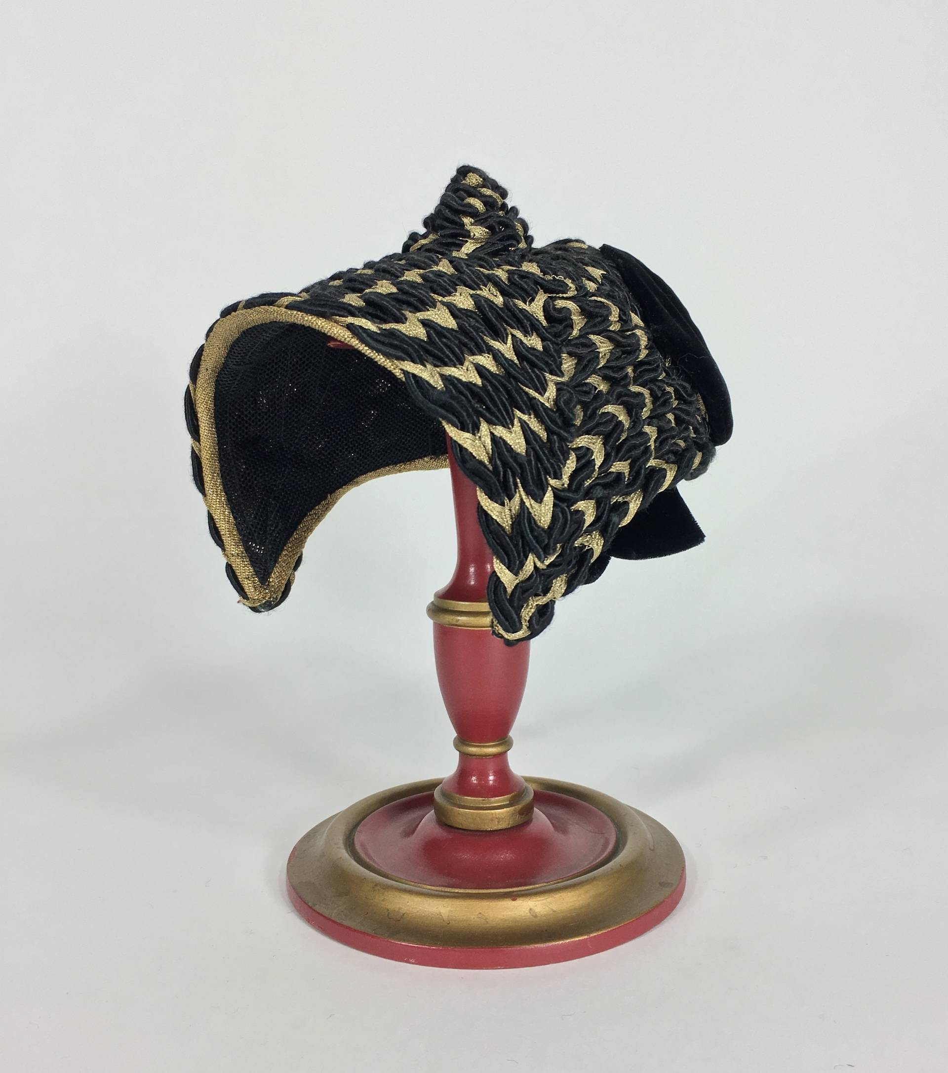 1940Er Vintage Fabelhaftes Unikat Schwarz-Gold Geflochtene Kordel Asiatisch-Insp. Hut Mit Samt Schleife 1940Er Vintage Fabelhaftes Unikat Schwarz-Gold Geflochtene Kordel Asiatisch-Insp. Hut Mit Samt Schleife von MissMastersCloset