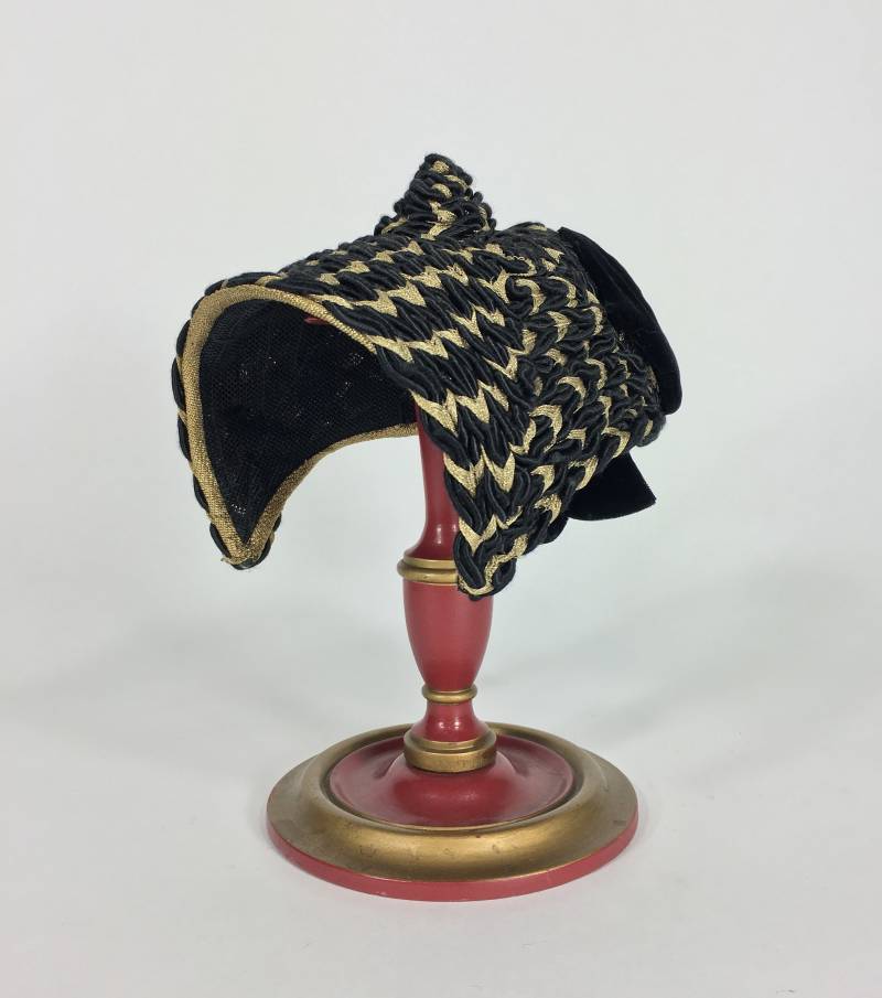 1940Er Vintage Fabelhaftes Unikat Schwarz-Gold Geflochtene Kordel Asiatisch-Insp. Hut Mit Samt Schleife 1940Er Vintage Fabelhaftes Unikat Schwarz-Gold Geflochtene Kordel Asiatisch-Insp. Hut Mit Samt Schleife von MissMastersCloset