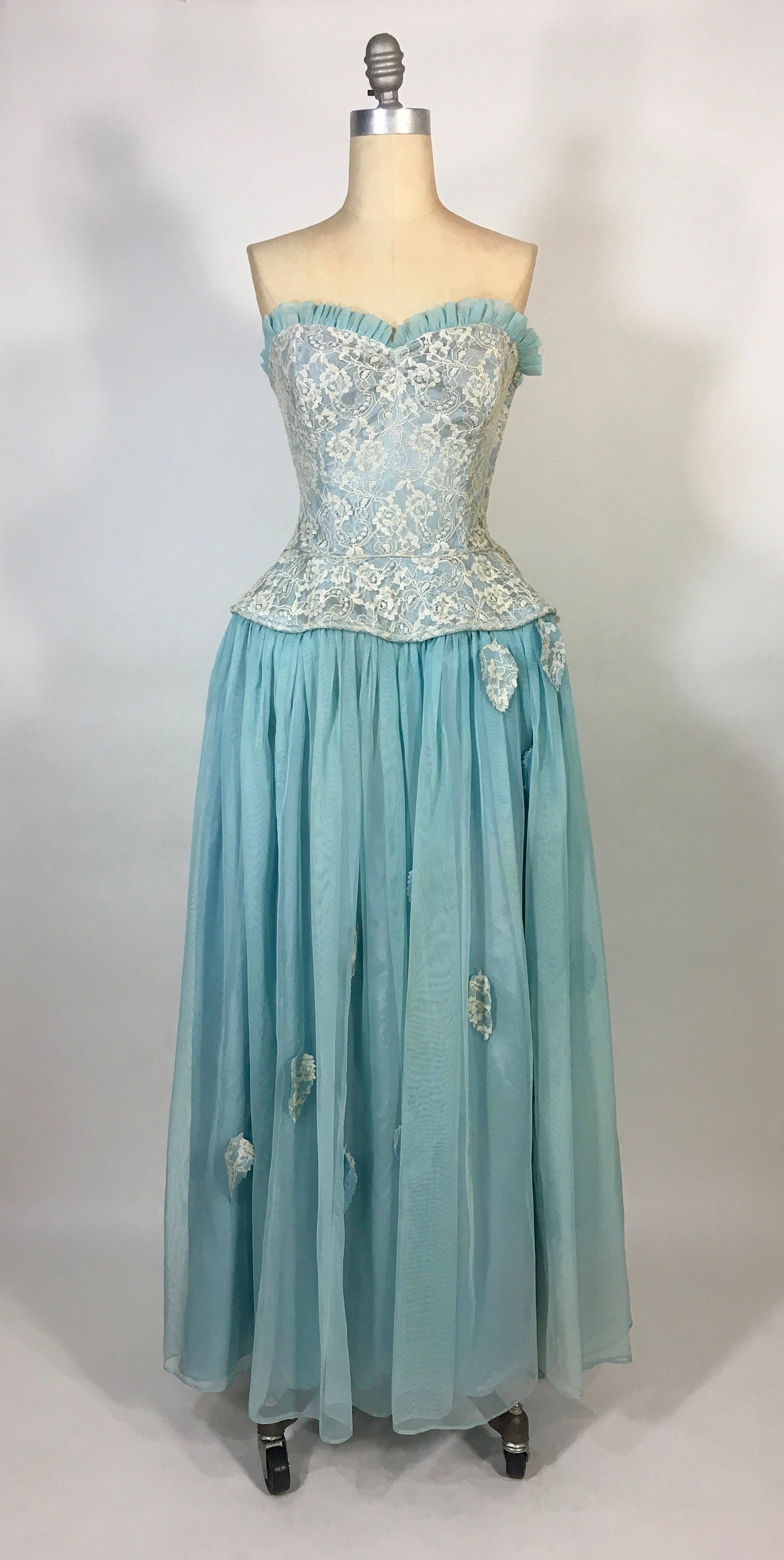 Vintage 1950Er Sky Blue Best & Co. Spitze Rüschen Sweetheart Büste Formal Abiballkleid Vintage 1950Er Sky Blue Best & Co. Spitze Rüschen Sweetheart Büste Formal Abiballkleid von MissMastersCloset