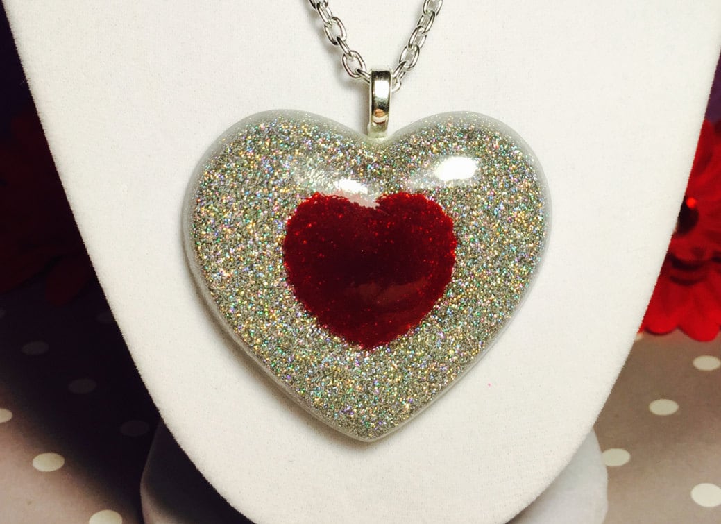 Beispiel Rote Harz Herz in Einem Schillernden Glitzer-Herz von MissMetalsJewellery