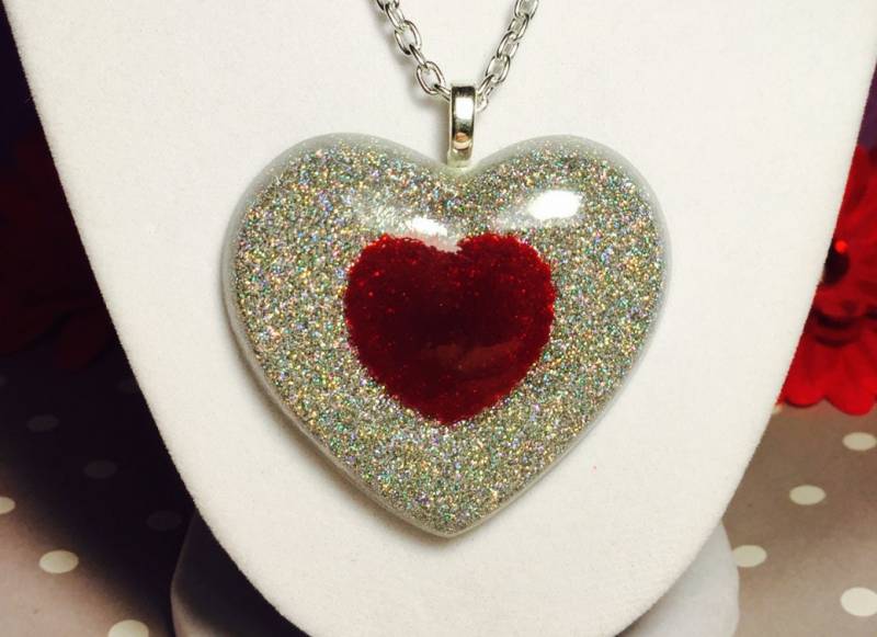 Beispiel Rote Harz Herz in Einem Schillernden Glitzer-Herz Beispiel Rote Harz Herz in Einem Schillernden Glitzer-Herz von MissMetalsJewellery