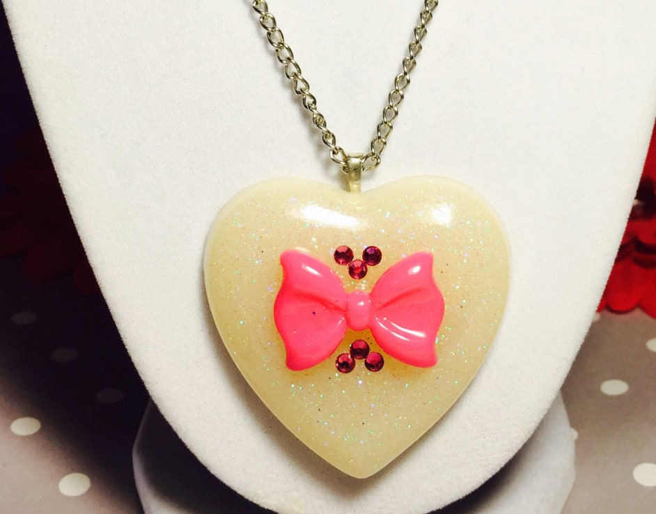 Beispiel Weiß Glitter Harz Herz Mit Rosa Schleife Und Kristalle von MissMetalsJewellery