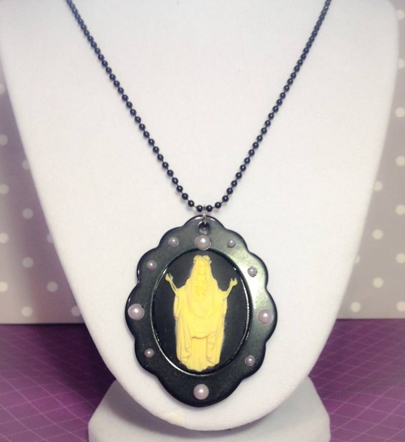 Große Jungfrau Maria Skelett Kamee Große Jungfrau Maria Skelett Kamee von MissMetalsJewellery