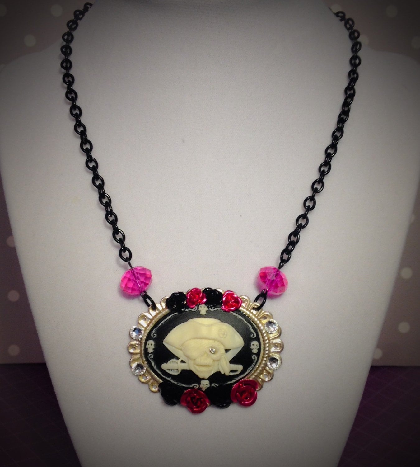 Große Piraten Cameo Halskette von MissMetalsJewellery