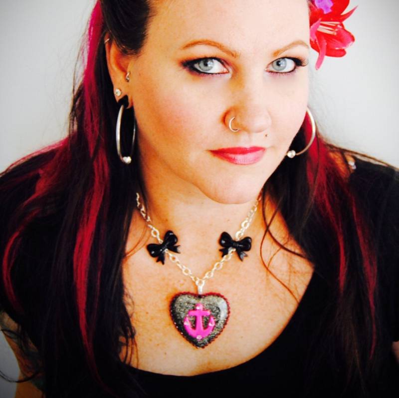 Große Schwarz Und Irisierende Glitzer Herz Halskette Mit Anker Verschönerung, Rockabilly Segeln Inspiriert, Rosa Schwarze Kombination Große Schwarz Und Irisierende Glitzer Herz Halskette Mit Anker Verschönerung, Rockabilly Segeln Inspiriert, Rosa Schwarze Kombination von MissMetalsJewellery