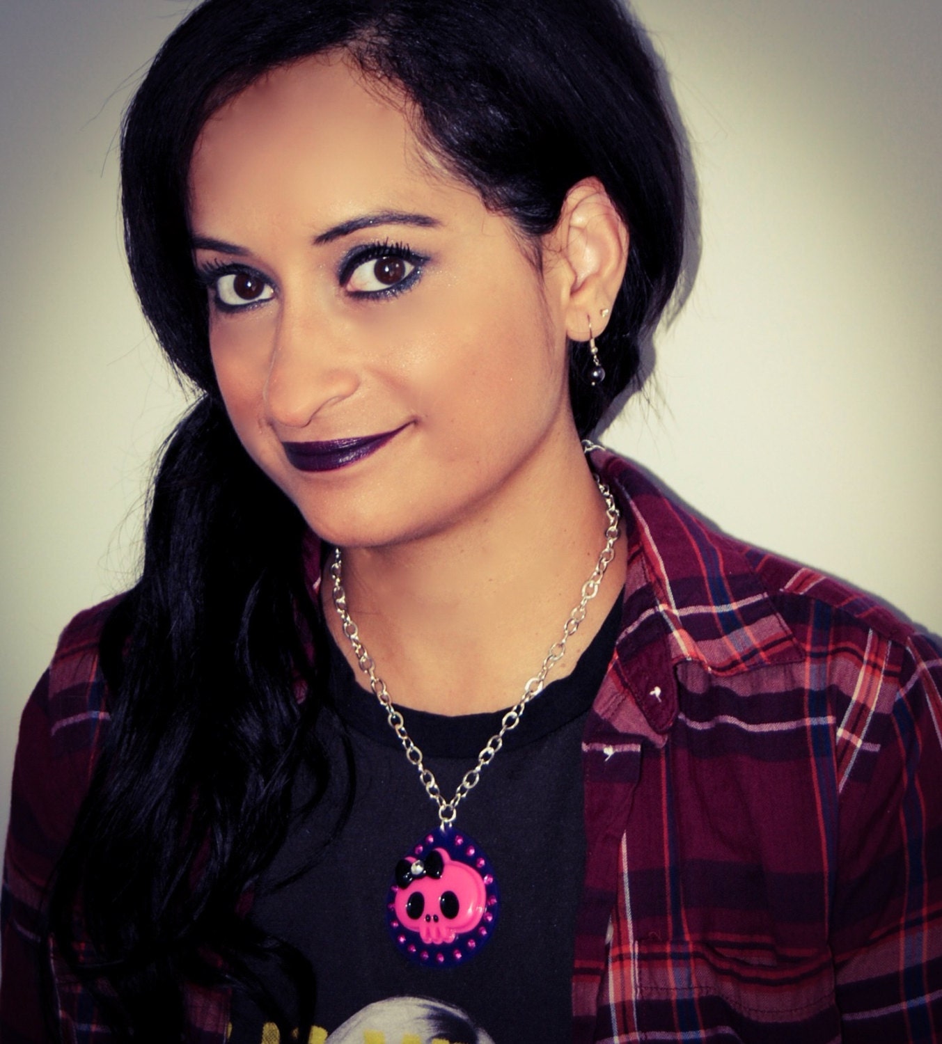 Großer Pinker Emo Skull Auf Lilanem Rahmen von MissMetalsJewellery