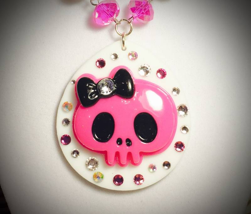 Großer Rosa Emo Punk Schädel Mit Weißer Rahmen-Halskette Großer Rosa Emo Punk Schädel Mit Weißer Rahmen-Halskette von MissMetalsJewellery