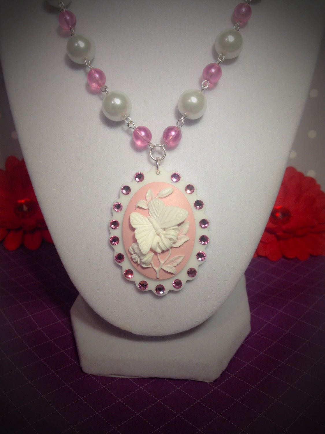 Großer Schmetterling Und Blumen Cameo Halskette von MissMetalsJewellery