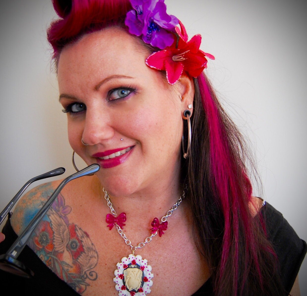 Großes Regrets Cameo Umgeben Von Totenköpfen, Rosen Und Kristallen, Gothic, Rockabilly Inspiriert Mit Rosen, Herzen, Dolch Totenkopf Rahmen von MissMetalsJewellery
