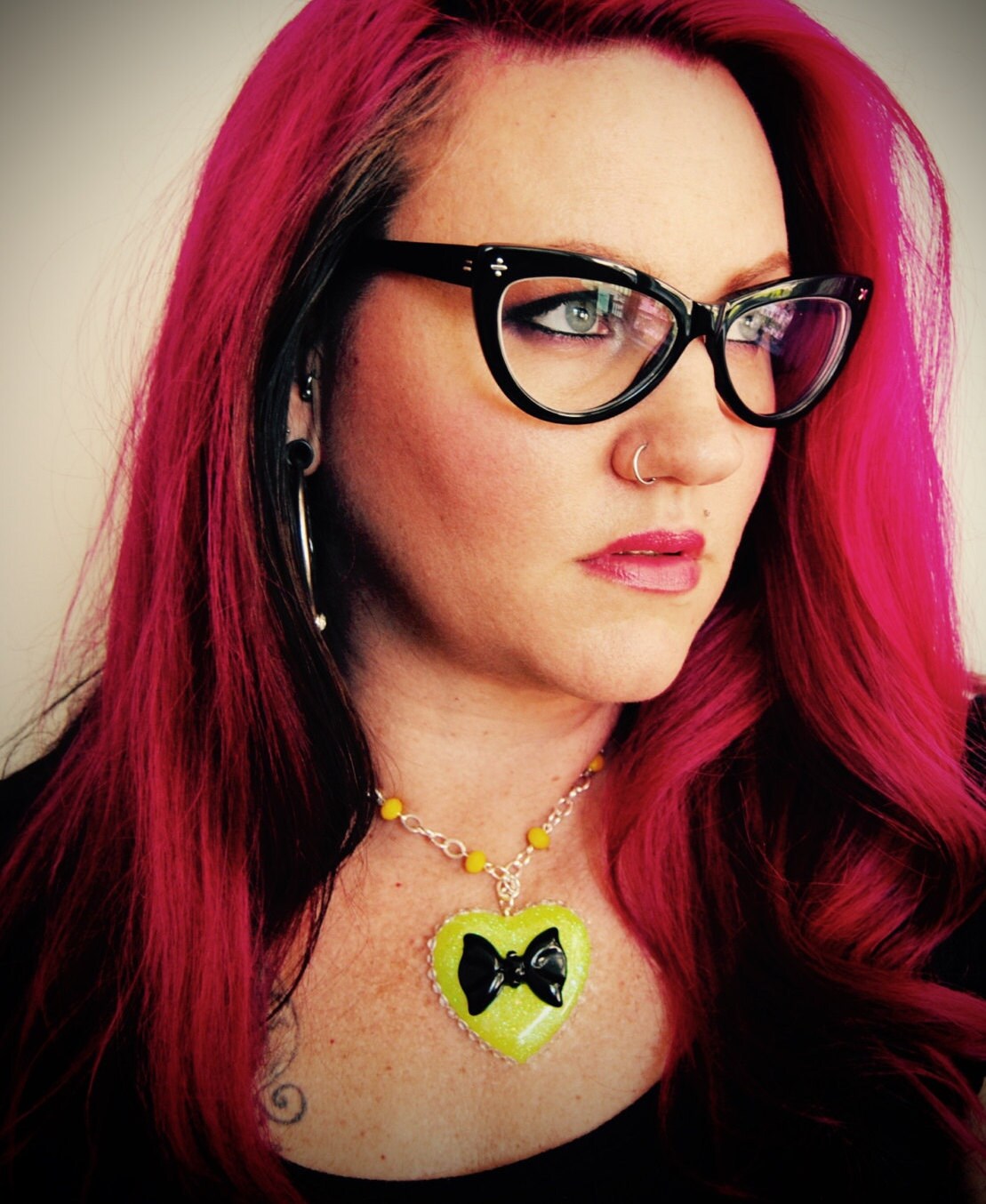 Helle Gelbe Glitter Harz Herz Halskette Mit Großer Schwarzer Schleifen Verzierung + Rockabilly von MissMetalsJewellery