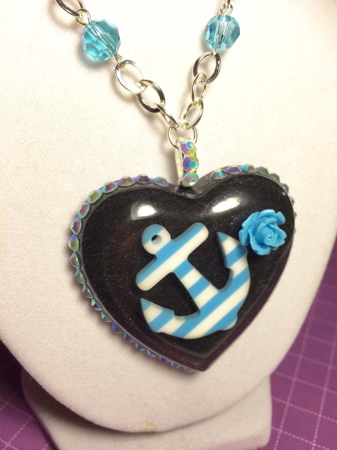 Herz Aus Resin Mit Einem Eingebetteten Blau-Weiß Gestreiften Anker Und Rosenverzierung von MissMetalsJewellery