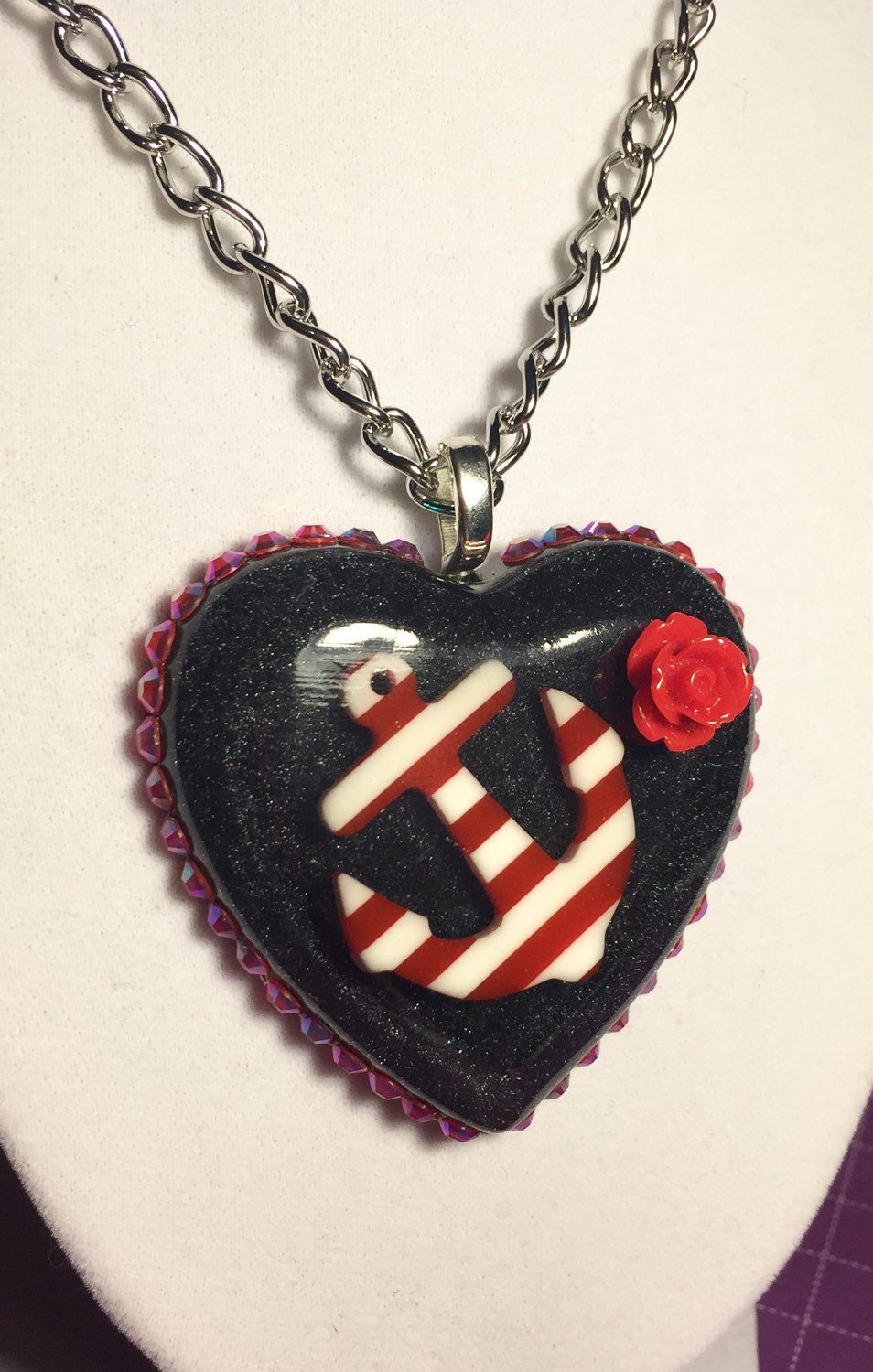 Herz Aus Resin Mit Einem Eingebetteten Rot/Weiß Gestreiften Anker Und Rosenverzierung von MissMetalsJewellery