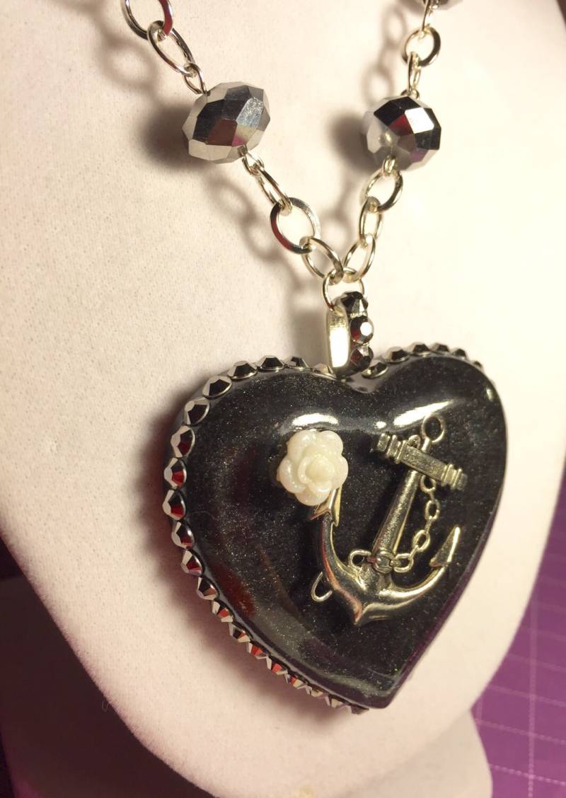 Herz Aus Resin Mit Eingebettetem Anker Und Rosenverzierung Herz Aus Resin Mit Eingebettetem Anker Und Rosenverzierung von MissMetalsJewellery