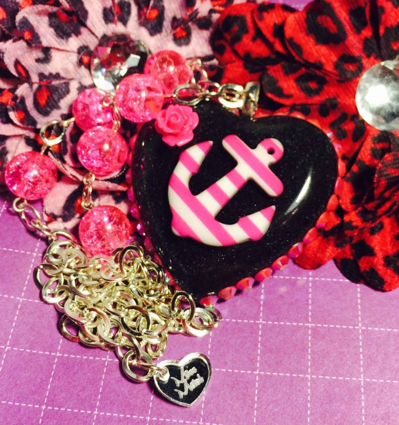 Herz Aus Resin Mit Eingebettetem Rosa Und Weißen Streifenanker Rosenverzierung Herz Aus Resin Mit Eingebettetem Rosa Und Weißen Streifenanker Rosenverzierung von MissMetalsJewellery