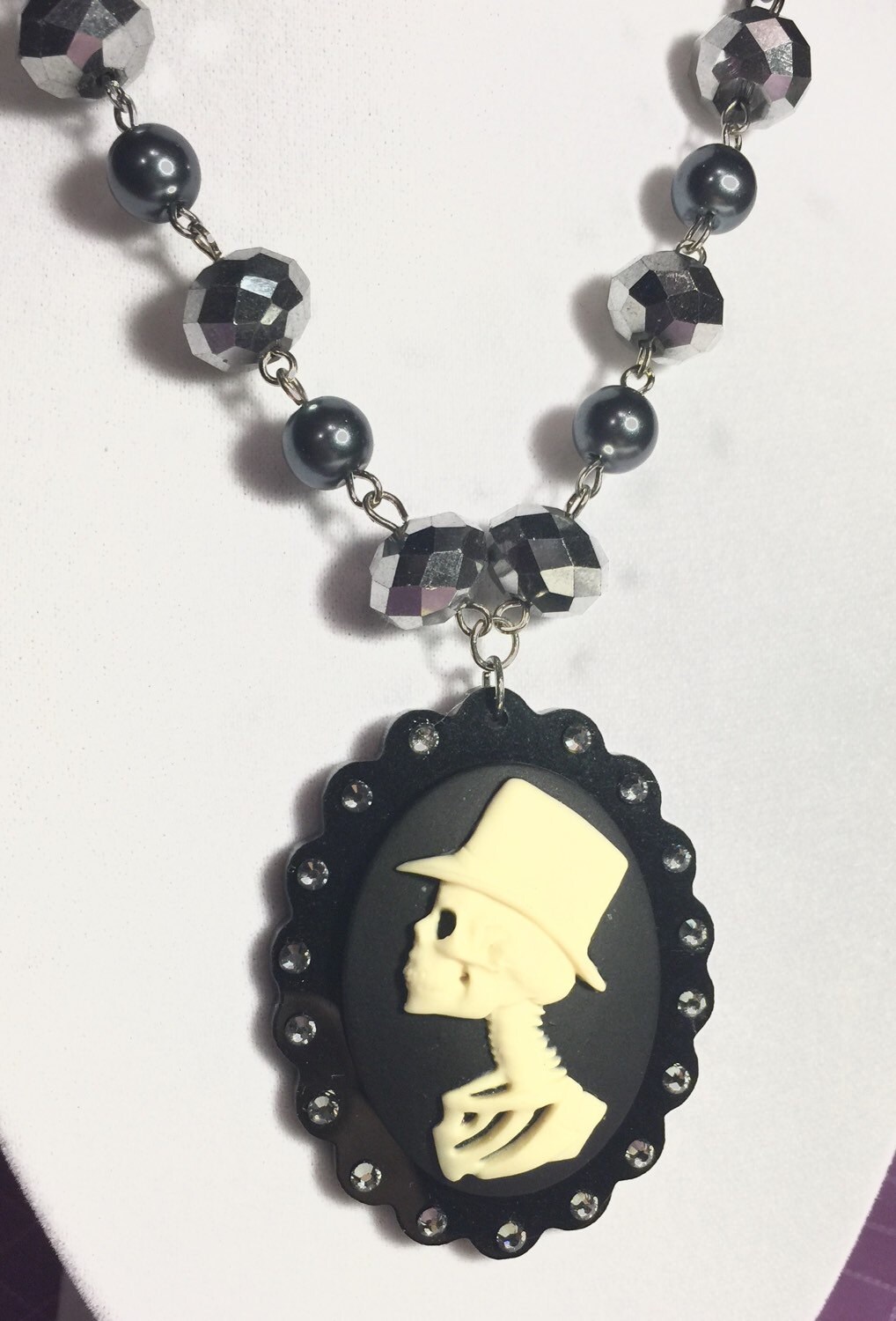 Männliches Steampunk Skelett Cameo Halskette Mit Funkelnden Anthraziten Strasssteinen von MissMetalsJewellery