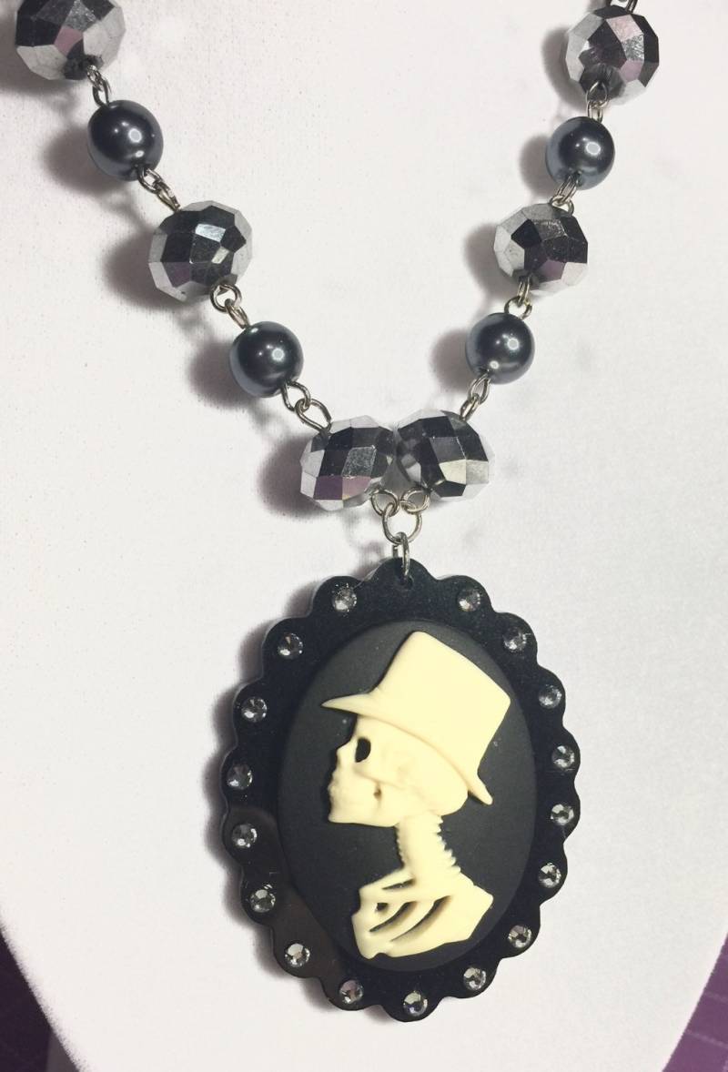 Männliches Steampunk Skelett Cameo Halskette Mit Funkelnden Anthraziten Strasssteinen Männliches Steampunk Skelett Cameo Halskette Mit Funkelnden Anthraziten Strasssteinen von MissMetalsJewellery
