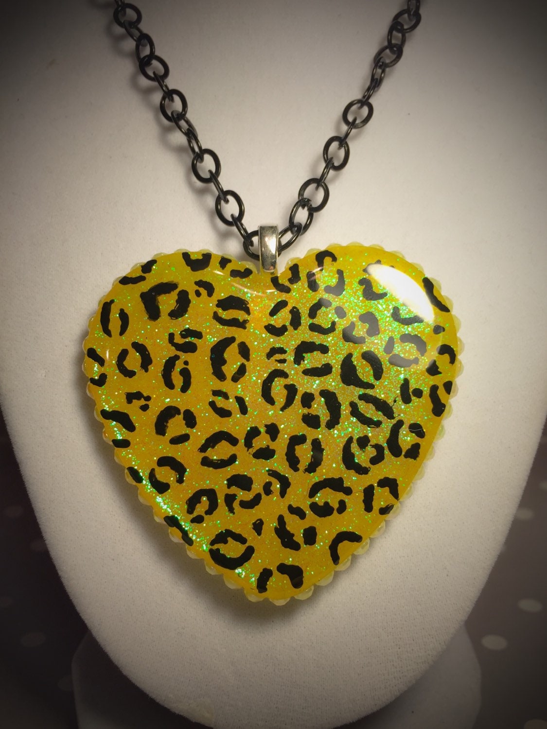 Super Große Gelbe Glitter Leopard Print Harz Herz Halskette von MissMetalsJewellery