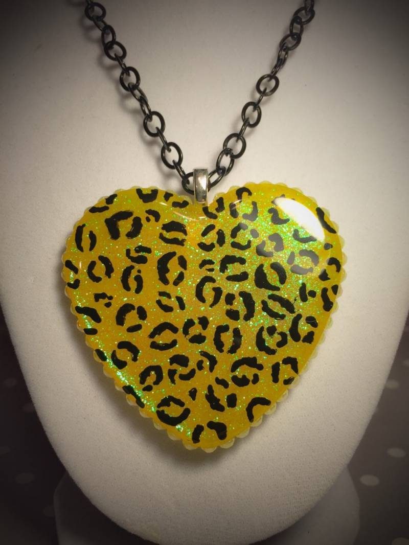 Super Große Gelbe Glitter Leopard Print Harz Herz Halskette Super Große Gelbe Glitter Leopard Print Harz Herz Halskette von MissMetalsJewellery