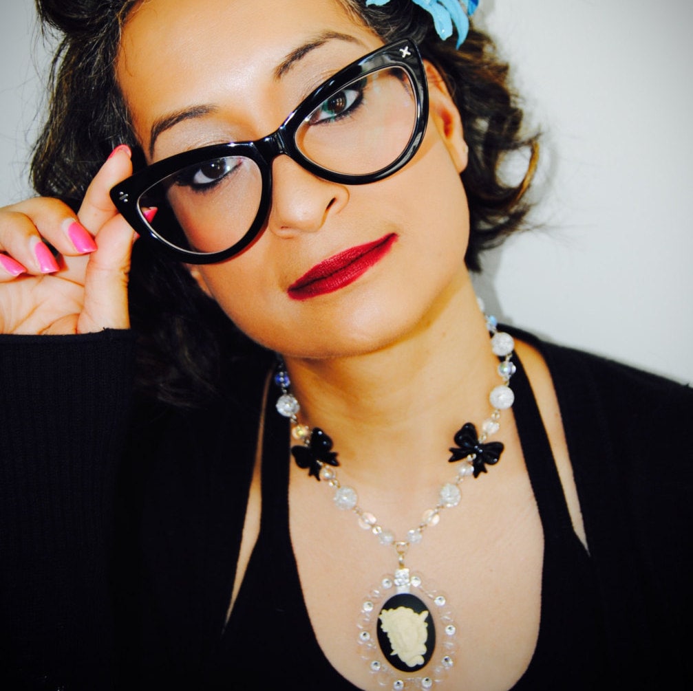 Tote Frauen Mit Dolch Im Kopf Cameo von MissMetalsJewellery