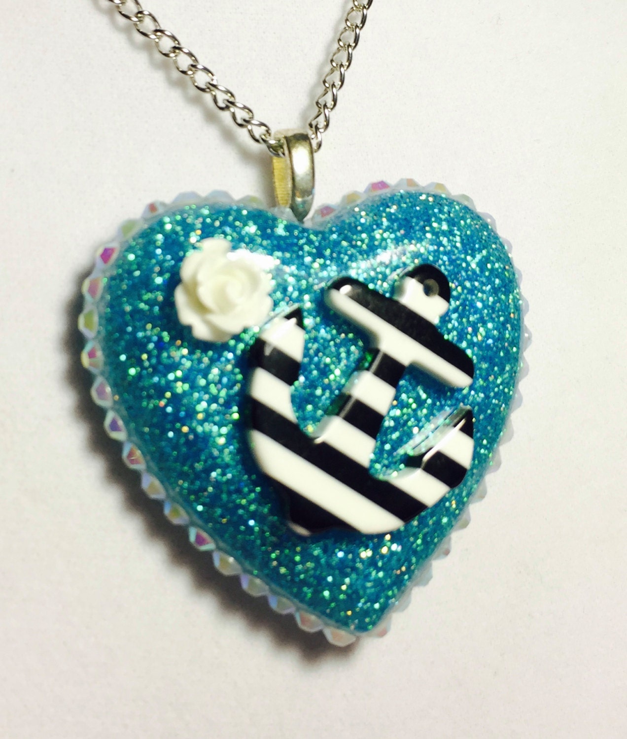 Türkises Herz Aus Resin Mit Einem Schwarz/Weiß Gestreiften Anker Und Rosenverzierung von MissMetalsJewellery