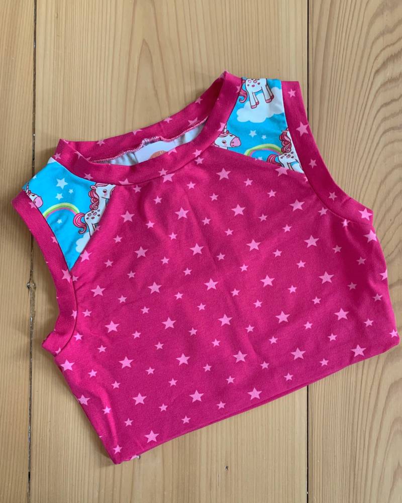 Cora Sport Top in Pink Mit Buntem Einhornmotiv An Der Vorderen Schulter Und Im Rückenteil von MissMonkeyPolewear