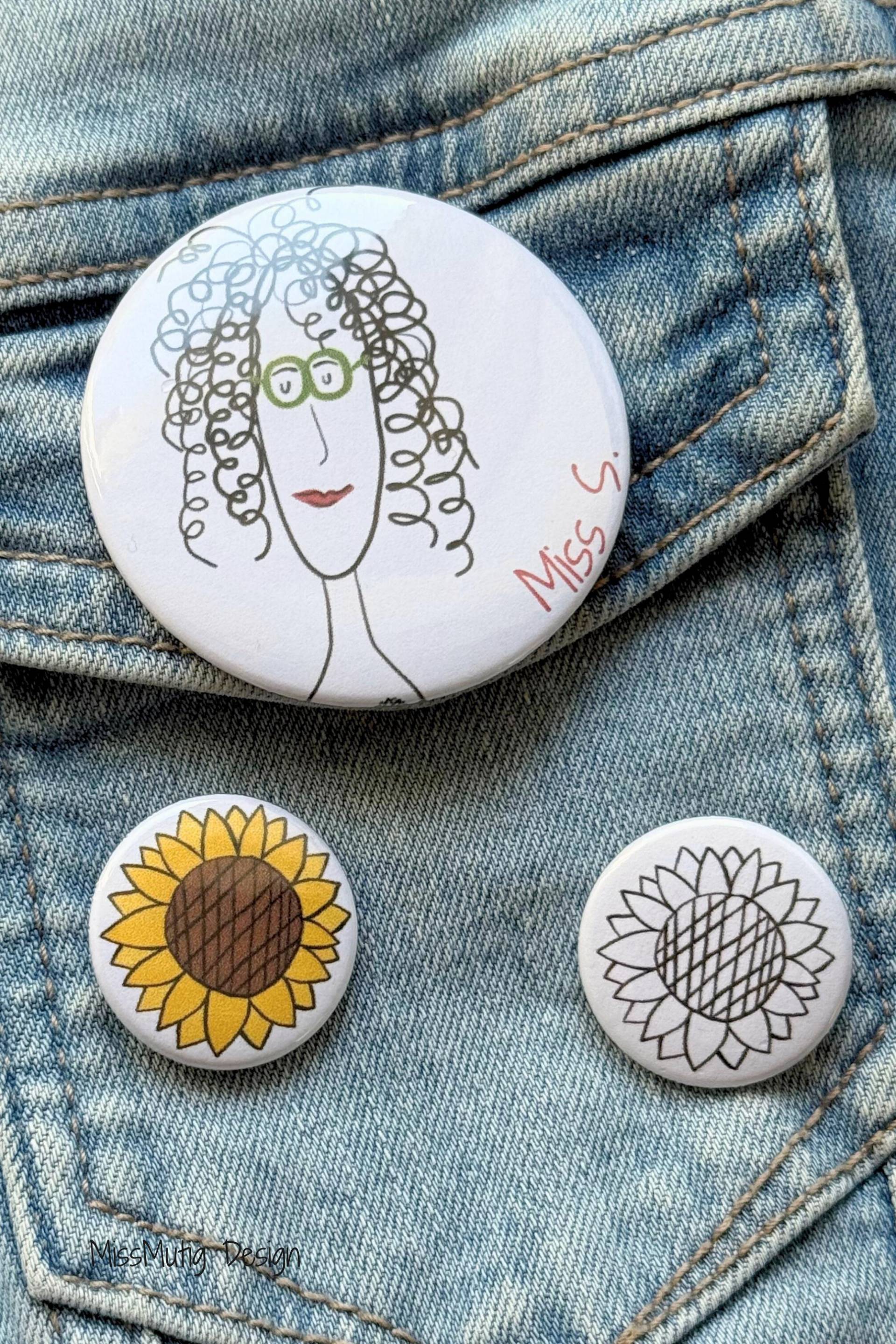 Miss S. Button Set | 3-Teiliges Anstecker-Set Mit Sonnenblumen Statement-Buttons Empowerment Geschenk Für Frauen Missmutig Design von MissMutigDesign