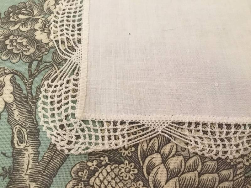 Vintage Taschentuch/Art Deco Häkelarbeit Weiß Auf Weißem Leinen Something Blue Vintage Taschentuch/Art Deco Häkelarbeit Weiß Auf Weißem Leinen Something Blue von MissPyms