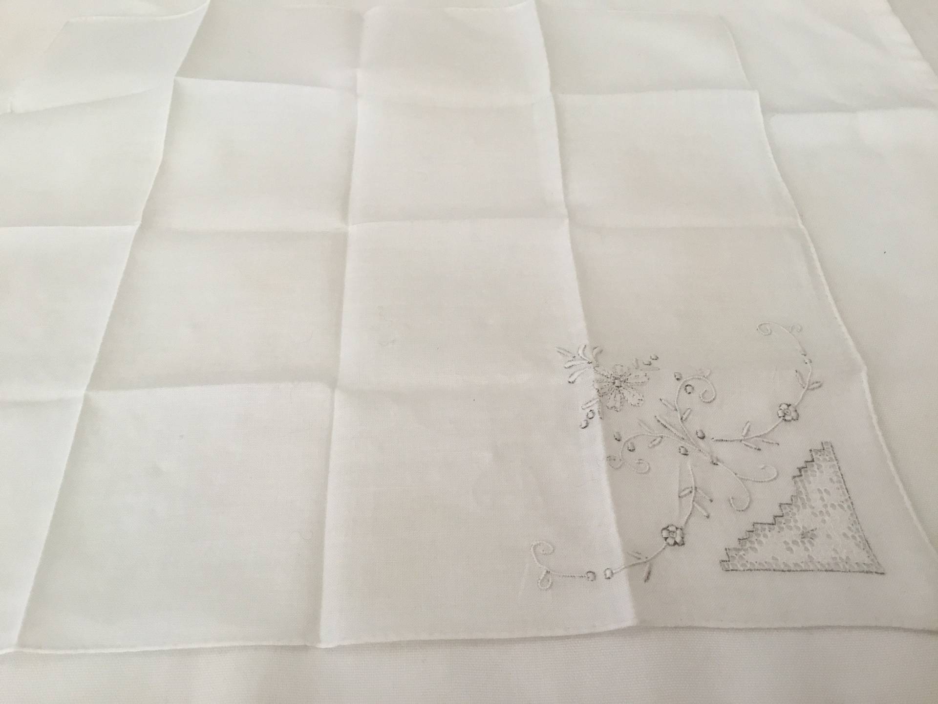 Vintage Taschentuch/Graues Embroidery Something Blue Vintage Taschentuch/Graues Embroidery Something Blue von MissPyms