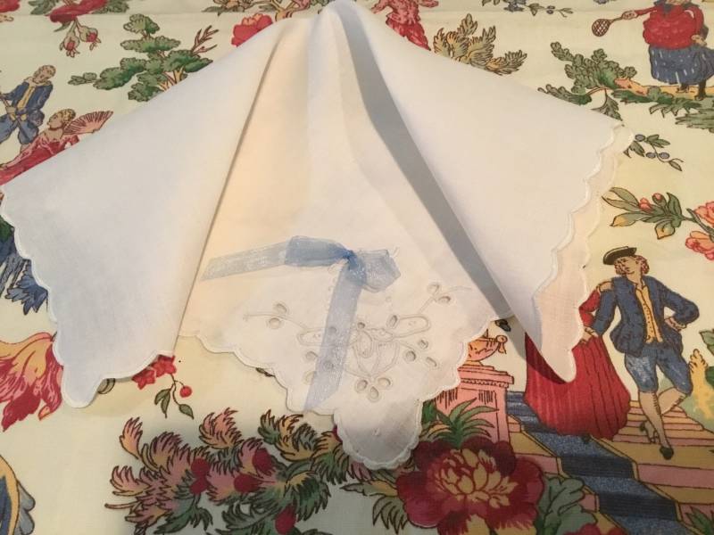 Vintage Taschentuch/Ösenblumenkorb von MissPyms